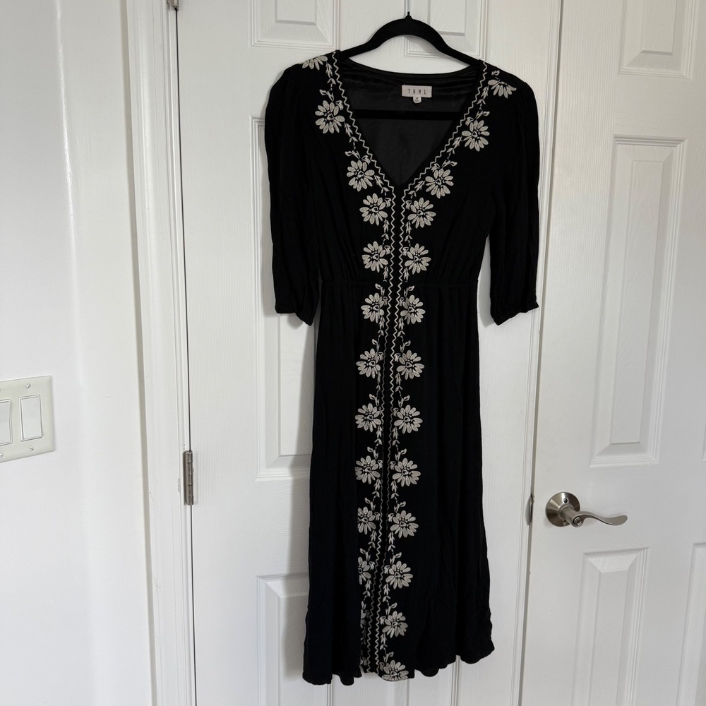 THML Black Floral Embroidered Boho Feminine V-Neck Midi Dress Womens XS EUC